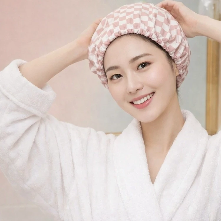 만듬 프리미엄 방수 헤어캡 본체와 방수 성능을 보여주는 제품 사진