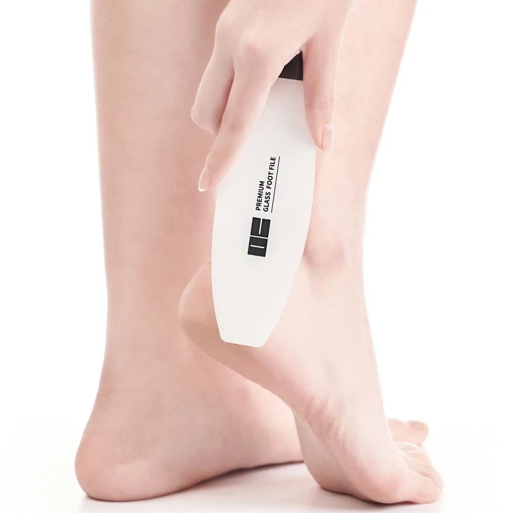 발뒤꿈치 각질을 정리하는 글라스 풋파일 발 관리 사용 장면